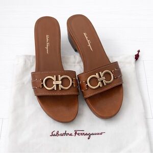 $2,200 Salvatore Ferragamo Tan Leather Slide Mules Sandals Brown Gold Gancini 10